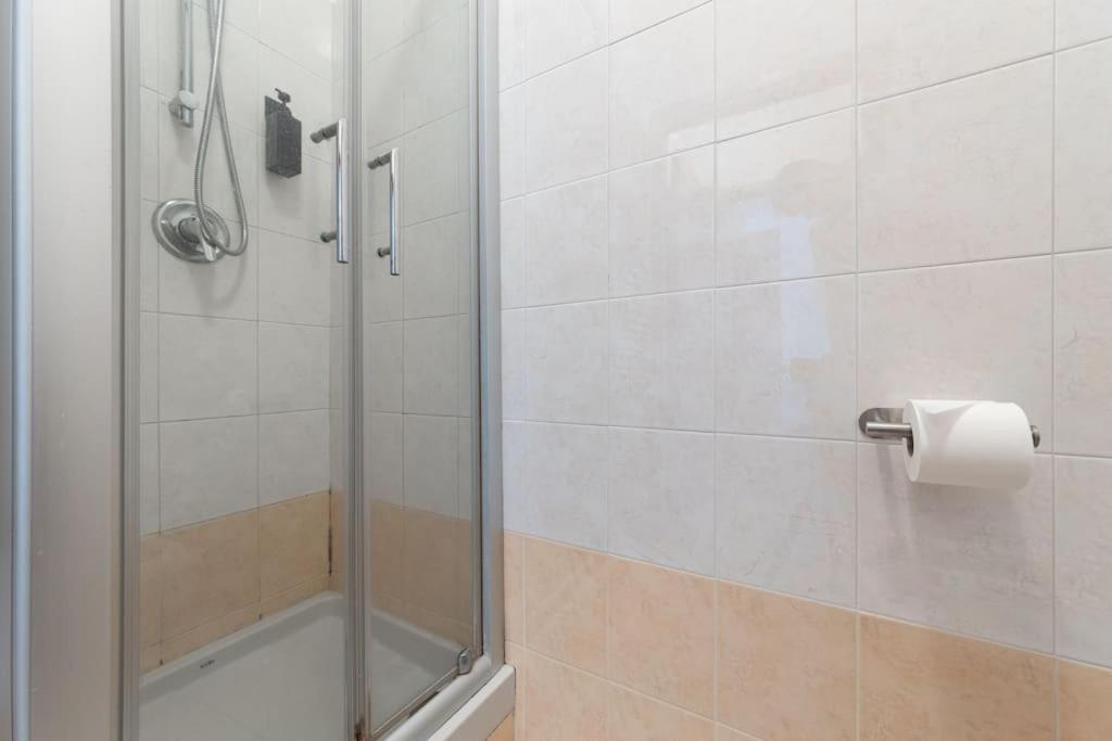 Appartamento Caterina A 5 Minuti Da Milano Fiere E San Siro Con Wifi-Netflix-Free Parking Exterior foto