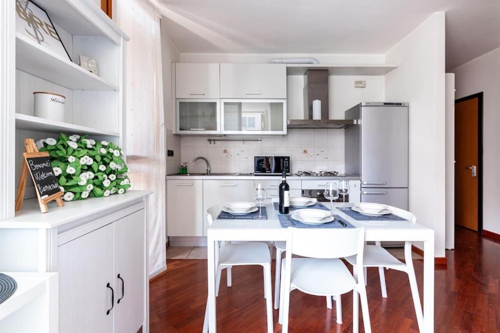 Appartamento Caterina A 5 Minuti Da Milano Fiere E San Siro Con Wifi-Netflix-Free Parking Exterior foto