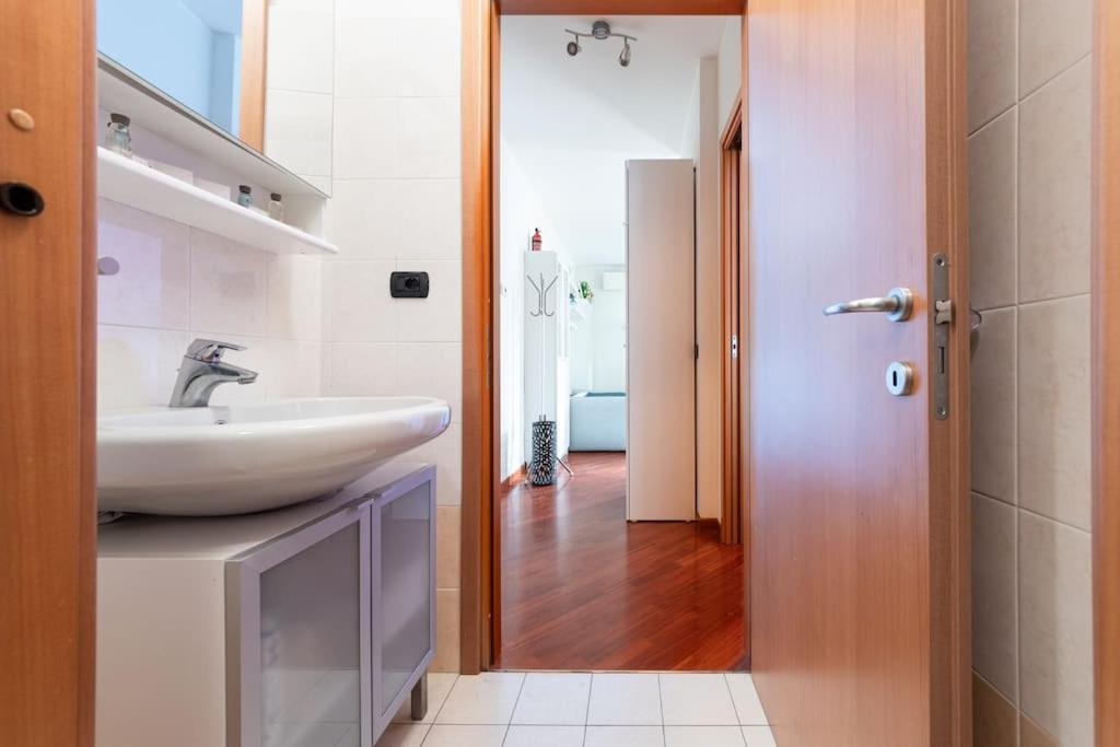 Appartamento Caterina A 5 Minuti Da Milano Fiere E San Siro Con Wifi-Netflix-Free Parking Exterior foto