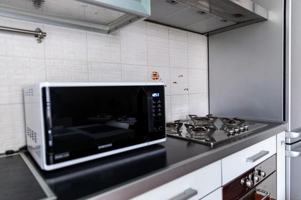 Appartamento Caterina A 5 Minuti Da Milano Fiere E San Siro Con Wifi-Netflix-Free Parking Exterior foto